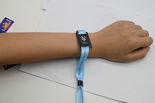 制作人像識別卡的基卡可以是一般PVC卡，也可以是磁卡