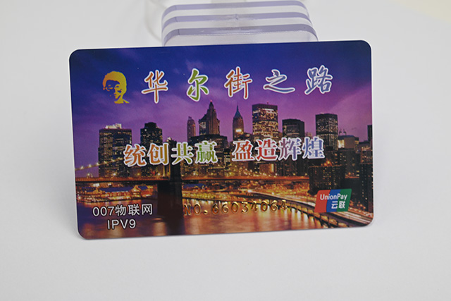 各店老板怎么選擇一個(gè)高質(zhì)量，低價(jià)格又設(shè)計(jì)絕對(duì)吸人眼球的校園卡呢？？？